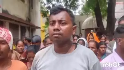 लातेहार: अस्पताल प्रबंधन पर लापरवाही का आरोप लगाकर आक्रोशित परिजनों और ग्रामीणों ने सदर अस्पताल का किया घेराव, की नारेबाजी