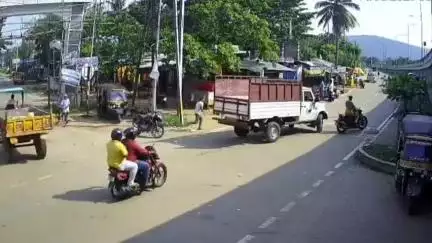 ଖଲ୍ଲିକୋଟ୍: କେଶପୁର ଛକରେ ଦୁଇଟି ବାଇକ ଉପରେ ପିକଅପ ଭ୍ୟାନ ମାଡ଼ିଯିବା ଘଟଣା, ସିସିଟିଭି ଫୁଟେଜ ଭାଇରାଲ