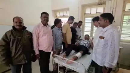 ದಾಂಡೇಲಿ: ಪಟ್ಟಣದಲ್ಲಿ ರೇಪ್ ಆರೋಪಿ ಬಂಧನ ವೇಳೆ ಹಲ್ಲೆಗೊಳಗಾದ ಪಿಎಸ್ಐ, ಪೊಲೀಸ್ ಸಿಬ್ಬಂದಿಗಳ ಆರೋಗ್ಯ ವಿಚಾರಿಸಿದ ಕಾಂಗ್ರೆಸ್ ನಿಯೋಗ
