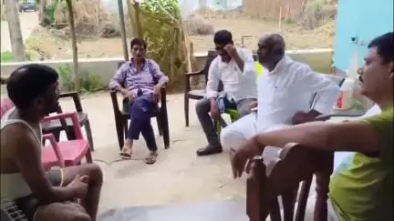 फुल्लीडूमर: बांका जिला परिषद अध्यक्ष ने बम हमले में घायल हुए व्यक्ति के गांव गेड़ाटीकर पहुंचकर जाना हाल-चाल