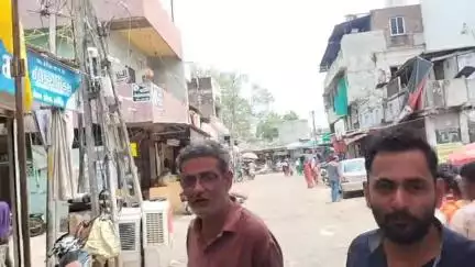બોડેલી: શહેરના શેખ મોહલ્લામાં MGVCLની બેદરકારી સામે આવી સ્થાનિક રહેશે મીડિયા સમક્ષ પોતાનો રોષ ઠાલાવ્યો #jansamasya