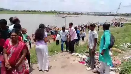 ముధోల్: బాసర గోదావరి నదిలో నలుగురు యువకులు పుణ్యస్నానాలు చేస్తుండగా ప్రమాదవశాత్తు నీట మునిగి మృతి