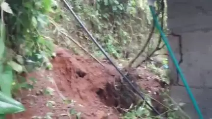 ഇടുക്കി: കനത്ത മഴയിൽ കൊച്ചുതോവാളയിൽ ഭീമൻ കല്ല് വീണ് വീട് തകർന്നു
