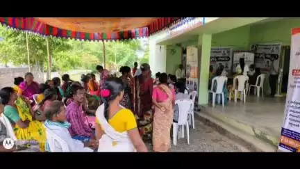 మంథని: ముత్తారం గ్రామ పంచాయతీ కార్యాలయం వద్ద  ఉచిత వైద్య శిబిరంలో గ్రామస్తులు