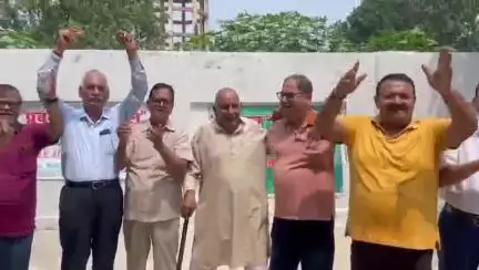 गोरखपुर: रेलवे डेयरी कालोनी में चौपाल में बुजुर्गों ने 'जरत बा चाम' गाने पर लगाया ठुमका, गर्मी में एसी की चर्चा