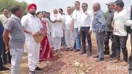 राजनांदगांव: कांग्रेस की जांच समिति अवैध रेत उत्खनन और गोलीकांड मामले में पहुंची ग्राम मोहड़, ग्रामीणों से की चर्चा