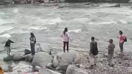 कुल्लू: कुल्लू में प्रशासन के आदेशों का नहीं कोई असर, नदी-नालों के किनारे लग रही भीड़