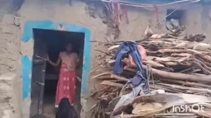 कोंच: कोराप गांव में सर्पदंश से किशोर की मौत, बेड न होने से घर के ज़मीन पर सोया था; मुखिया ने इंदिरा आवास नहीं दी