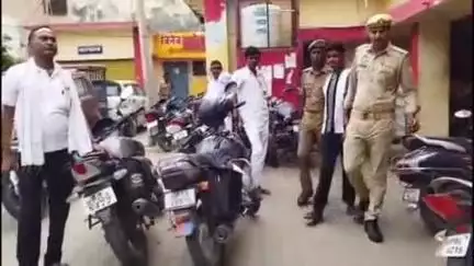 कासगंज: सदर कोतवाली पुलिस ने चेकिंग के दौरान छर्रा रोड से एक व्यक्ति को गिरफ्तार किया, अवैध तमंचा और कारतूस बरामद