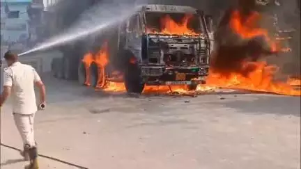 गया टाउन सीडी ब्लॉक: गया के माड़नपुर बायपास पर ट्रक की चपेट में आने से नगर निगम के वार्ड जमादार की मौत, ट्रक फूंका
