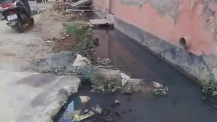 बुलंदशहर: नगर क्षेत्र की बीसा कॉलोनी में लोग रास्ते में पानी भरने और साफ-सफाई न होने से परेशान हैं #jansamasya