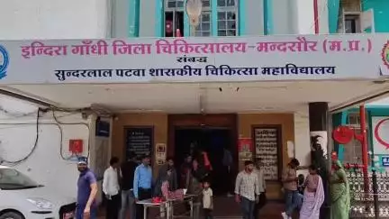 मंदसौर: मंदसौर जिला जेल के सामने कार चालक ने टू व्हीलर को मारी टक्कर, पत्नी घायल, मामला दर्ज