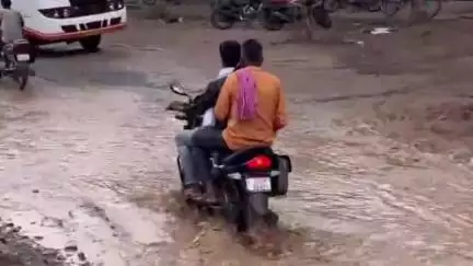 कवर्धा: पंडरिया में पहली बारिश में ही सड़क हुई जलमग्न, वीडियो सोशल मीडिया पर हुआ वायरल