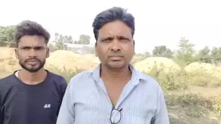 कोडरमा जिला के डोमचांच अंतर्गत फुलवरीया गांव निवासी विजय कुमार जमीन बचाने की प्रशासन से लगा रहा गुहार
