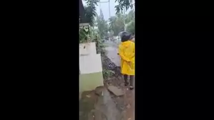 ഹൊസ്ദുർഗ്: നീലേശ്വരത്ത് വൻ നാശം വിതച്ച് കാറ്റും മഴയും, നിരവധി മരങ്ങളും വൈദ്യുതി തൂണുകളും പൊട്ടിവീണു