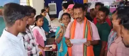 दंतेवाड़ा: छिन्दनार में आयोजित ग्राम धरती आबा जनजातीय ग्राम उत्कर्ष अभियान शिविर में ग्रामीणों को मिला शासकीय योजनाओं का लाभ
