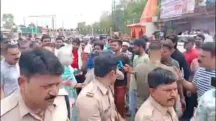 शिवपुरी नगर: संतुष्टि अपार्टमेंट में सीवर में गिरने से 15 वर्षीय उत्सवी की मौत, महिलाओं ने ग्वालियर बाईपास पर किया चक्का जाम