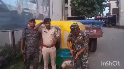 अरवल: चोरी की ऑटो और बाइक से शराब तस्करी करते हुए शख्स गिरफ्तार, नगर थाने की पुलिस ने बंदेली बीघा के पास से किया बरामद