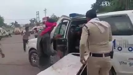टीकमगढ़: बकपुरा गांव में 2 लोगों ने वृद्ध को पीटा, डायल 100 ने पहुंचाया अस्पताल