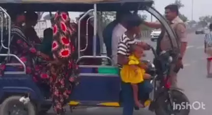 गढ़मुक्तेश्वर: तीर्थ नगरी ब्रजघाट राष्ट्रीय राजमार्ग 9 पर 15 सवारियों को ले जा रही ई-रिक्शा को पकड़ा गया, ई-रिक्शा किया गया सीज