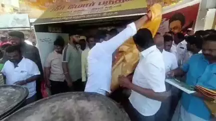 காஞ்சிபுரம்: முதலமைச்சர் மு க ஸ்டாலின் பிறந்தநாளை முன்னிட்டு காஞ்சிபுரத்தில்  பொதுமக்கள் 720 பேருக்கு சிக்கன் பிரியாணி