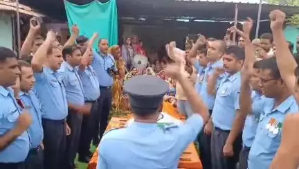 नरसिंहपुर: तिंदनी में सड़क हादसे में एयरफोर्स जवान की मौत, गार्ड ऑफ ऑनर देकर दी गई अंतिम विदाई; बहन की शादी में शरीक होने आया था घर