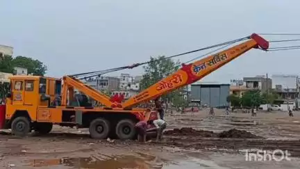 मनावर: नगर पालिका ने मेला मैदान स्थित 49 वर्ष पुरानी पानी की टंकी को गिराया