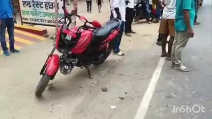 बांका: बाबा मार्केट के पास टोटो की टक्कर से बाइक सवार तीन युवक जख्मी, एक रेफर