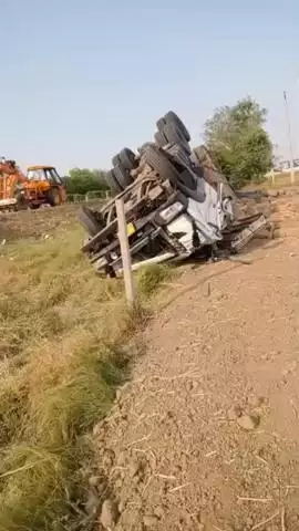 नदबई: नेशनल हाईवे 21 पर सेवला मोड के पास एक ट्रेलर अनियंत्रित होकर पलटा, चालक और खलासी हुए घायल