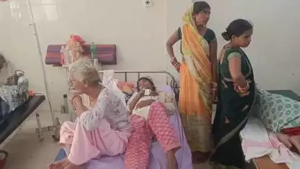 उन्नाव: घोंघी रौतापुर गांव में 14 वर्षीय किशोरी की दालमोठ खाने से बिगड़ी हालत, परिजनों ने कहा- पैकेट में निकला कांच