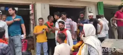 बलिया: पड़ाहीपुर में मानदेय भुगतान में देरी को लेकर कर्मचारियों ने किया प्रदर्शन, कार्यालय परिसर में जमकर की नारेबाजी