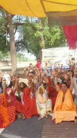 नदबई: गांव नाम में बदहाल सड़क को लेकर चल रहा भूख हड़ताल और धरना-प्रदर्शन रविवार को तीसरे दिन भी जारी रहा