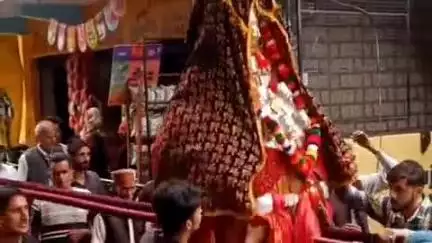 कुल्लू: बागीपुल मेले में देवी-देवताओं की भव्य जलेब यात्रा निकली, सैकड़ों लोग बने देव मिलन के गवाह