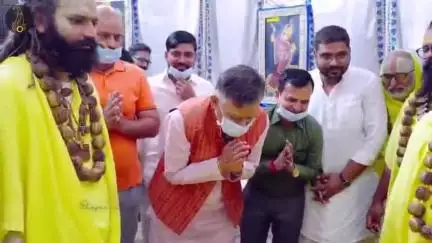 नरवल: कानपुर: महाराजपुर के विधायक सतीश महाना ने प्रेमानंद महाराज से की मुलाकात, वीडियो सोशल मीडिया पर किया पोस्ट