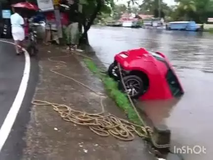 അമ്പലപ്പുഴ: രാജീവ് ജെട്ടിയിൽ മൂന്നംഗ സംഘം സഞ്ചരിച്ച കാർ തോട്ടിൽ മറിഞ്ഞ് യുവാവിന് ദാരുണാന്ത്യം