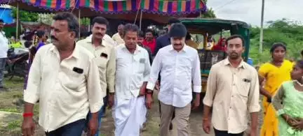 అలంపూర్: రాజోలీ మండల కేంద్రంలోని జరిగిన వివాహ వేడుకకు హజరైన అలంపూర్ ఎమ్మెల్యే విజయుడు