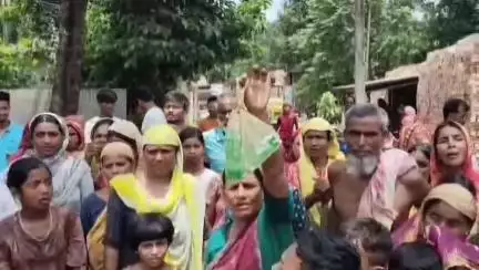 তুফানগঞ্জ ২: অভিযোগ জানিয়েও এলাকায় আসছে না পুলিশ, বাধ্য হয়ে বালাকুটি বউ বাজার এলাকায় নেশার আসর ঠেকাতে বিক্ষোভ মহিলারা