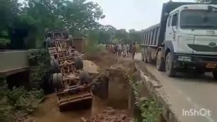अरवल: पसरामपुर में नहर पर बालू लदा ट्रक पलटा, ड्राइवर व खलासी घायल, अस्पताल में भर्ती