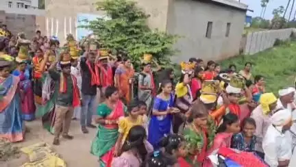 కోరుట్ల: బండ లింగాపూర్ గ్రామంలో ఘనంగా పెద్దమ్మ తల్లికి బోనాలు సమర్పించిన ముదిరాజ్ సంఘ సభ్యులు గ్రామ ప్రజలు