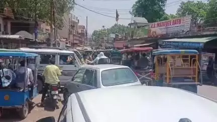 राठ: रामलीला मैदान से रोडवेज बस स्टैंड तक लगता है भीषण जाम, लोगों ने जाम की समस्या से निजात दिलाने की लगाई गुहार
#जनसमस्या