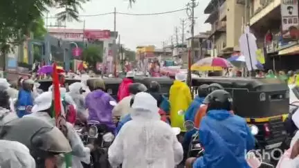 നിലമ്പൂർ: കനത്ത മഴയിലും കരുത്തറിയിച്ച്, യൂസഫ് പത്താനൊപ്പം വഴിക്കടവിലേക്ക് റോഡ് ഷോ നടത്തി പി.വി അൻവർ