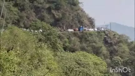 सोलन: परवाणु से ओल्ड कसौली मार्ग पर जंगेशु के पास रविवार को 2 किलोमीटर लंबा जाम, पर्यटक हुए परेशान