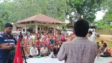 সাব্রুম: রেগার মজুরী বৃদ্ধি সহ স্থানীয় দাবিতে রতনমনি মগ পাড়াতে জমায়েত সংগঠিত করেন সিপিআই(এম)
