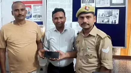 नवाबगंज: भयारा निवासी व्यक्ति का खोया हुआ 1 मोबाइल फोन पुलिस ने बरामद कर किया सुपुर्द