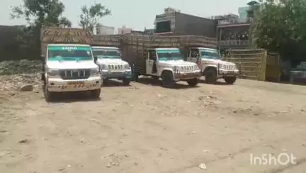 औरैया: शहर के सत्ती तालाब के समीप मुर्गो से लदी गाड़ी खड़ी होने से फैलती है दुर्गंध, राहगीर व दुकानदार परेशान #jansamasya