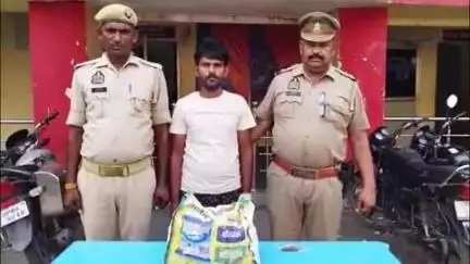 कासगंज: ततारपुर आवासीय कॉलोनी से सदर कोतवाली पुलिस ने चेकिंग के दौरान एक व्यक्ति को गिरफ्तार किया, 24 क्वार्टर अवैध शराब बरामद