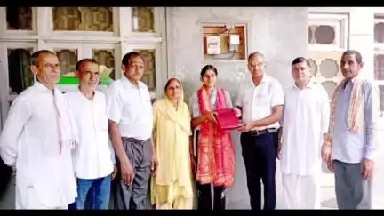 घनारी: जिला परिषद के सुशील कालिया ने मेरिट सूची में स्थान हासिल करने पर पायल को किया सम्मानित