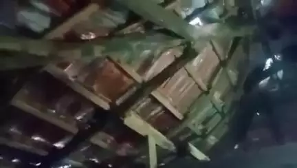 തൃശൂർ: കൈപ്പറമ്പിൽ കനത്ത മഴയിൽ വീടിന്റെ മേൽക്കൂര പൂർണമായും ഇടിഞ്ഞ് വീണു