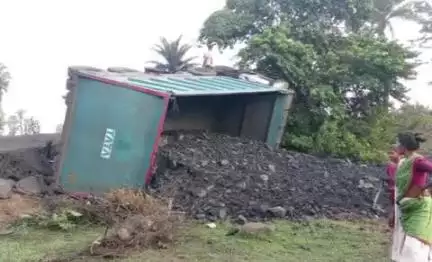 महेशपुर: महेशपुर थाना क्षेत्र के पचईबेड़ा गांव के पास कोयला लदा हाईवा पलटा, चालक बाल-बाल बचा