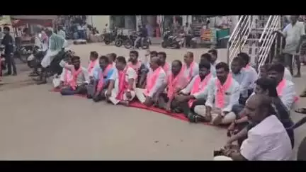 రాజపేట: బిఆర్ఎస్ మండల పార్టీ అధ్యక్షుడు కర్రె వెంకటయ్య అక్రమ అరెస్టును నిరసిస్తూ మండల కేంద్రంలో బిఆర్ఎస్ శ్రేణుల ఆందోళన